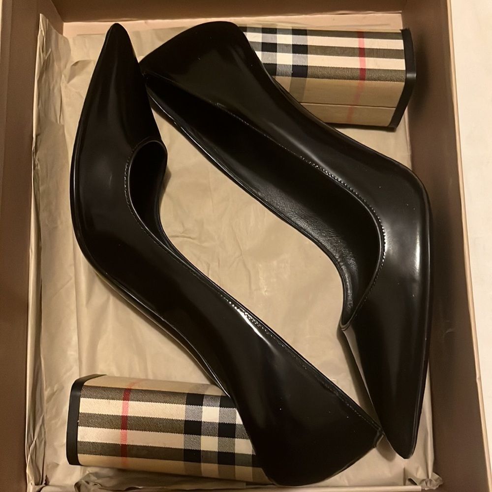 Burberry pumps